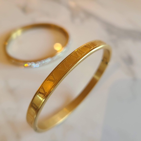 2 fabulous bracelets with gold tones. - Picture 5 of 6